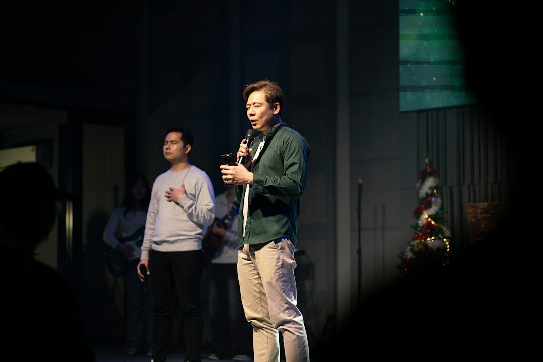 Moderator interviewing a guest on stage during a corporate event
